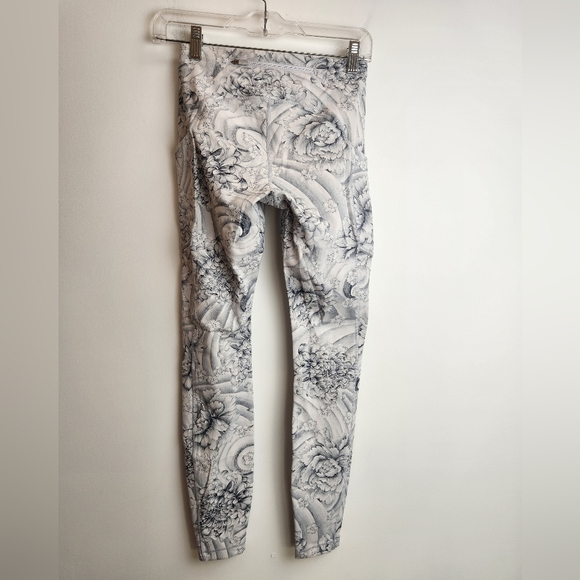 Lululemon Leggings Mid Rise Size 4. Gray ocean Swirl. - Picture 2 of 7